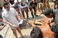 Proses distribusi dia percayakan kepada orang terdekatnya untuk disalurkan ke pihak yang berhak. Pool/Gus Mun/detikFoto.