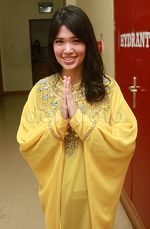 Aih, Cantiknya Pica Priscilla Berkaftan Kuning
