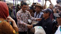 Menteri Pertanian Andi Amran Sulaiman memberikan bantuan benih padi varietas IPB 3S kepada petani. Ist/Kementan.