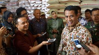 Menteri Pertanian Andi Amran Sulaiman mengecek stok beras di Gudang Bulog Sub Divre Karawang. Ist/Kementan.