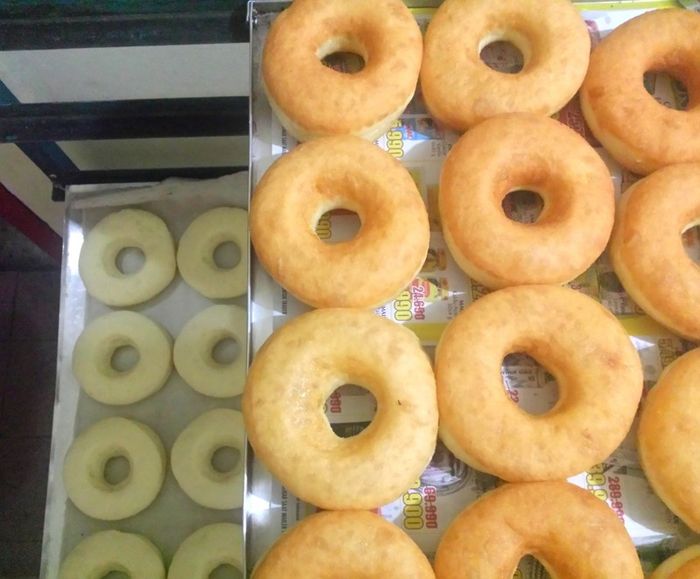 Mengintip Pembuatan Donat Rumahan yang Empuk Manis di Depok Foto 2