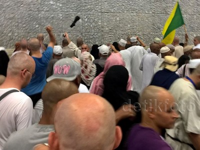 Ribuan Jemaah Haji Melempar Jumroh