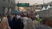 Mereka memenuhi jamarat baik di lantai 2 dan 3 dengan berjalan kaki secara berkelompok.