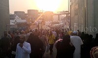 Askar (penjaga keamanan) maupun sesama jemaah menyiramkan air dari alat penyemprot agar tidak terjadi dehidrasi ataupun heat stroke.