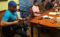 Mantan narapidana yang kini menjadi musisi, Bona Paputungan, memberitahu bahwa kawan narapidananya di Lapas Sukamiskin memberitahu lewat Facebook, bahwa Gayus Tambunan sering keluar Lapas.