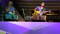 Selain menampilkan tiga pemeran, pentas #3Perempuanku, Bukan Bunga Bukan Lelaki juga menampilkan gitaris Dewa Budjana yang bertindak sebagai direktur musik seluruh pertunjukan. Ia menciptakan beberapa komposisi khusus untuk menyesuaikan dengan karakter naskah dan para pemerannya.