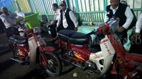 Jumlahnya 8 unit yang diangkut langsung dengan truk dari Jeddah ke Mina untuk mengantar jemaah terpisah.