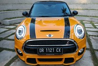 Bicara soal tampilan, siapa saja yang melihatnya dijamin bakal tidak bisa menoleh. Karena mobil asal Inggris ini begitu cantik dan menawan.