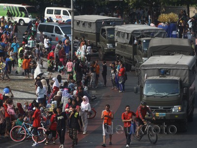 Truk TNI Melintas Saat CFD