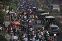     truk tampak melintas saat ribuan warga melakukan aktivitas olahraga di jalur CFD