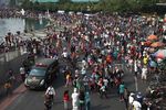 Truk TNI Melintas Saat CFD