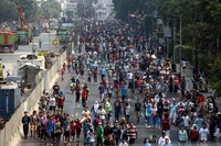 mereka memanfaatkan hari bebas kendaraan untuk berolahraga