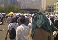 Jalur terdekat bagi jemaah untuk pergi ke Masjidil Haram setelah melakukan lontar jumroh adalah melalui Mahbas Jin. Sabtu (26/09/2015), iring-iringan jemaah menuju Mahbas Jin menjelang tengah hari seperti gelombang air yang tidak putus.