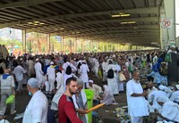 Beberapa di antara jemaah dari seantero dunia, terselip jemaah Indonesia yang juga bergerak ke arah Mahbas Jin. Tapi kebanyakan dari mereka bukan ke Masjidil Haram tetapi kembali ke penginapan.