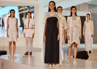 Model memperagakan busana karya perancang muda Indonesia, Kimberly Tandra dengan tema Outer Space di Lippo Mall Kemang, Jakarta, Sabtu (26/9/2015).