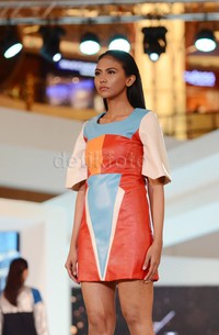 Sebanyak 34 koleksi busana futuristik ready to wear yang bertemakan luar angkasa ditampilkan dalam rangkaian acara “3 Years of Splendour”.