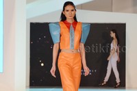 Sedikitnya Kimberly menyajikan busana yang tidak biasa dalam 34 koleksi karya terbarunya yakni 17 busana bertema luar angkasa dan 17 busana ready to wear.
