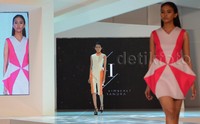 Pada sequence pertama, semua busana memakai warna neon seperti orange dan lainnya.