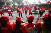 mereka juga melakukan senam bersama
