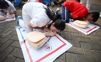 warga mengikuti edukasi dasar untuk penyelamatan pertolongan pertama pada serangan penyakit jantung