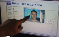 semua data di input secara online sehingga bisa di akses dari manapun ketika anda ingin melakukan perpanjangan sim dari kota lain