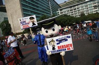 petugas melakukan sosialisasi saat hari bebas kendaraan di kawasan bundaran HI, Jakarta (27/9/2015)