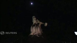 Beginilah Romantisme Supermoon di Paris