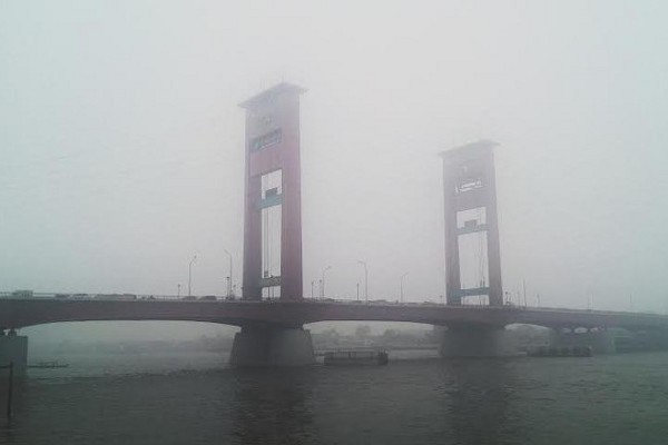 Jembatan Ampera Penuh Kabut Asap, Sedih Deh