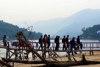 Wisatawan datang ke Pulau Cingkuak. Pulau Cingkuak berada di Painan, Kabupaten Pesisir Selatan, Sumatera Barat. Cukup 10 menit naik perahu dari Pantai Carocok (Fitraya/detikTravel)