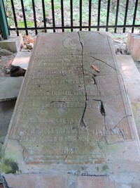 Di tengah pulau ada makam era kolonial dengan batu nisan bertulisan bahasa Prancis. Kata pemandu, ini adalah makam Van Kempen, mungkin pejabat di era kolonial Belanda (Fitraya/detikTravel)