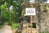 Agak ke belakang pulau ada reruntuhan Benteng Portugis. Nyaris tidak ada yang tersisa dari benteng ini, sayang sekali (Fitraya/detikTravel)