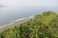Pulau Cingkuak yang menghadap Samudera Hindia adalah pulau yang cantik dan indah. Kita bisa melihat pemandangan ini dari menara mercu suar di puncak bukit di Pulau Cingkuak (Fitraya/detikTravel)