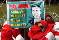 Aksi mereka dimulai dari Bundaran Indosat kemudian longmarch ke Istana melewati Jalan Medan Merdeka Barat yang sempat mereka blokade.