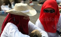 Mereka yang demo ini semuanya merupakan bidan honorer.