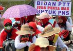 Aksi Ribuan Bidan di Depan Istana Negara