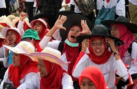 Mereka yang tergabung dalam Forum Bidan Pegawai Tidak Tetap (PTT) Indonesia akan diangkat menjadi PNS tanpa syarat melalui formasi khusus. Takbir pun menggema.