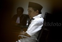 Bekas Bupati Bangkalan, Jawa Timur, Fuad Amin Imron dituntut hukuman 15 tahun penjara dan denda Rp 3 miliar subsidair 11 bulan kurungan.