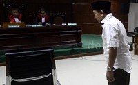 Fuad Amin diyakini terbukti melakukan pidana korupsi dengan menerima duit Rp 15,450 miliar dan melakukan tindak pidana pencucian uang.
