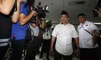 Fuad Amin meninggalkan ruang sidang.