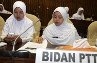 Para bidan ini mengadu mengenai nasib bidan yang belum diangkat menjadi pegawai negeri sipil. Lamhot Aritonang/detikFoto.