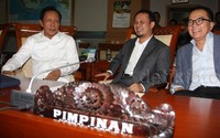Sutiyoso sempat duduk bersama denga Ketua Komisi I Mahfud Sidiq dan wakil Ketua Tamtowi Yahya di bangku pimpinan sebelum sidang dimulai. Lamhot Aritonang/detikFoto.