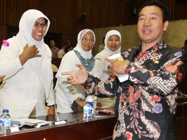 Bidan Mengadu ke DPR