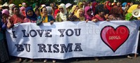 Warga yang didominasi wanita ini membawa aneka spanduk dukungan kepada Risma dan Whisnu.