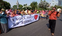 Mereka dalam orasinya menyakinkan bahwa warga Surabaya mencintai Risma dan berharap kembali memimpin kembali.
