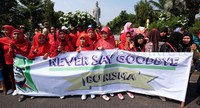 Warga membentangkan sejumlah spanduk, salah satunya bertuliskan Never Say Goodbye Bu Risma.
