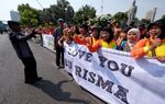 Warga Surabaya Aksi Sayang Bu Risma