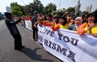 Warga berorasi mendukung Risma.