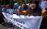 Warga Surabaya Aksi Sayang Bu Risma