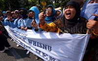 Aksi simpatik ini digelar bertepatan dengan serah terima jabatan Risma-Whisnu kepada penjabat sementara tunjukkan Gubernur Jatim.
