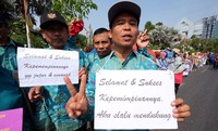 Warga juga membawa poster dukungan.